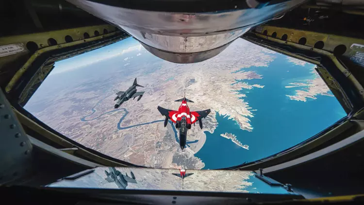 Asenalar’dan 26 Bin Feet’te Nefes Kesen Yakıt İkmali Asenalar’dan 26 Bin Feet’te Nefes Kesen Yakıt İkmali