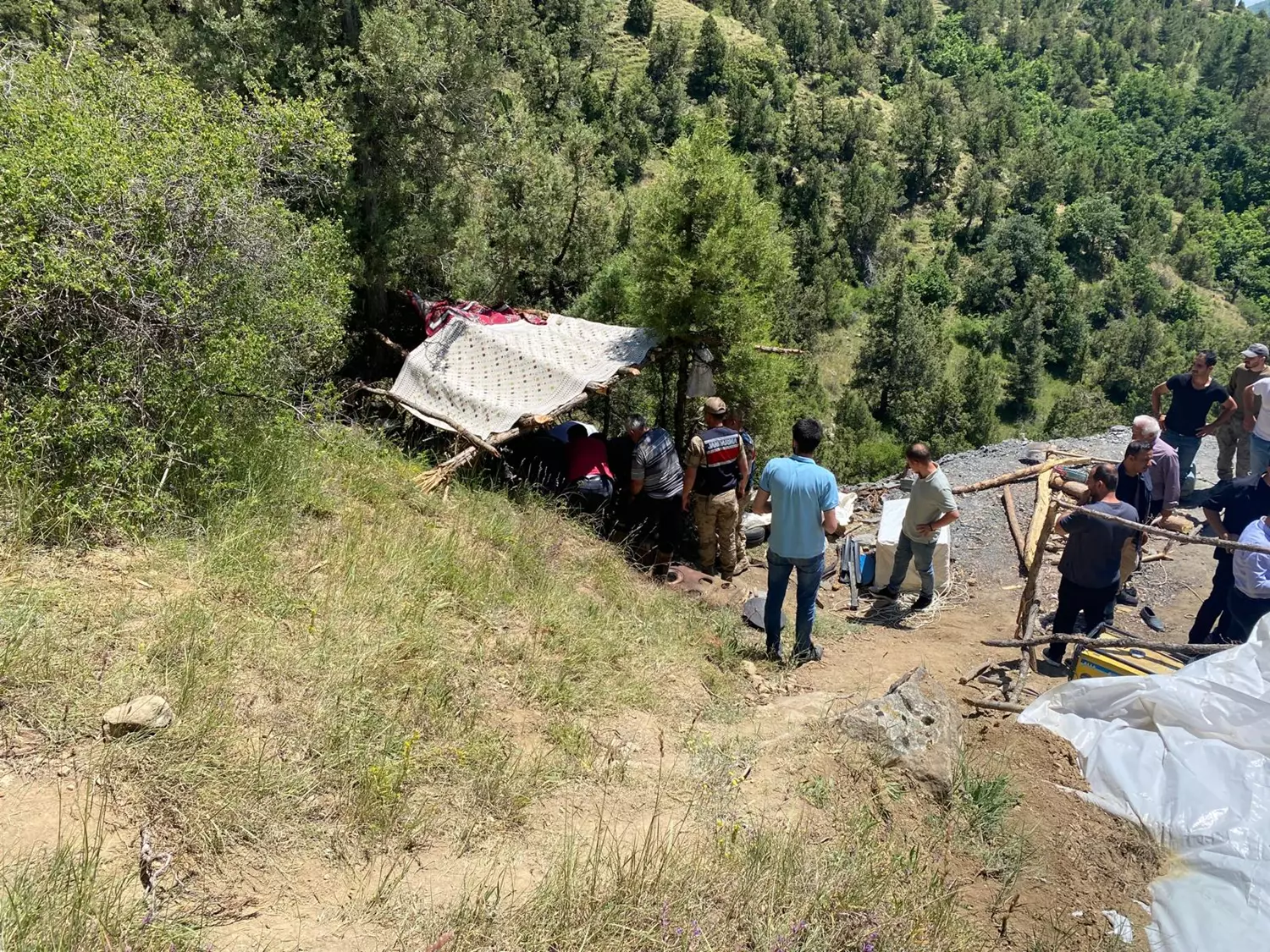 Erzurum’da Taş Ocağı Göçüğünde Hayatını Kaybeden 3 İşçi Toprağa Verildi Erzurum’da Taş Ocağı Göçüğünde Hayatını Kaybeden 3 İşçi Toprağa Verildi