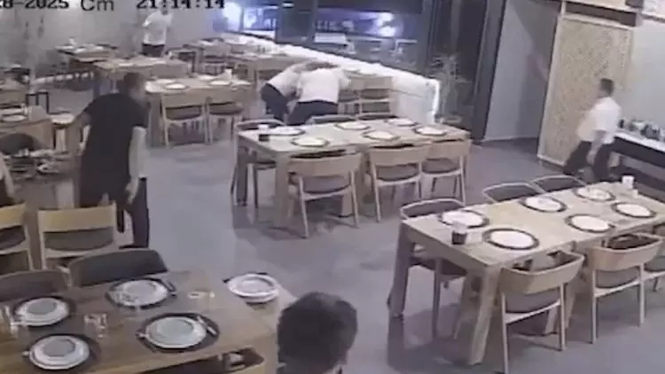Restoranda Boğulma Tehlikesi Geçiren Müşteri Heimlich Manevrasıyla Kurtarıldı Restoranda Boğulma Tehlikesi Geçiren Müşteri Heimlich Manevrasıyla Kurtarıldı