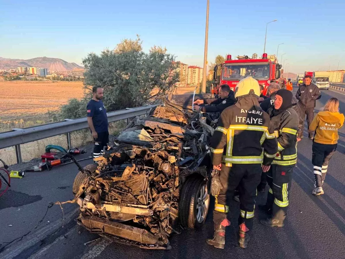 Kayseri'de Otomobil Tıra Çarptı: Sürücü Hayatını Kaybetti Kayseri'de Otomobil Tıra Çarptı: Sürücü Hayatını Kaybetti