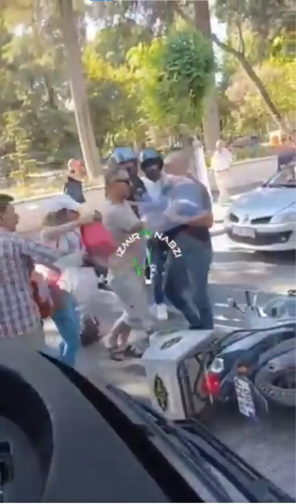 İzmir'de Trafikte Kasklı Saldırı: Taksi Şoförü Araçtan İnip Motosikletliyi Dayağa Tuttu
