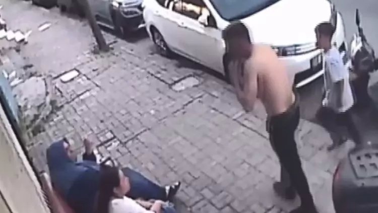İstanbul’da Korkunç Olay: İşitme Engelli Genci Üzerine Benzin Dökerek Yaktı İstanbul’da Korkunç Olay: İşitme Engelli Genci Üzerine Benzin Dökerek Yaktı