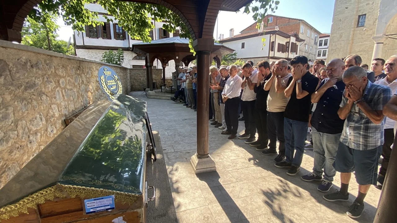 Genç Öğretmen Erdem Ulak, Safranbolu’da Son Yolculuğuna Uğurlandı