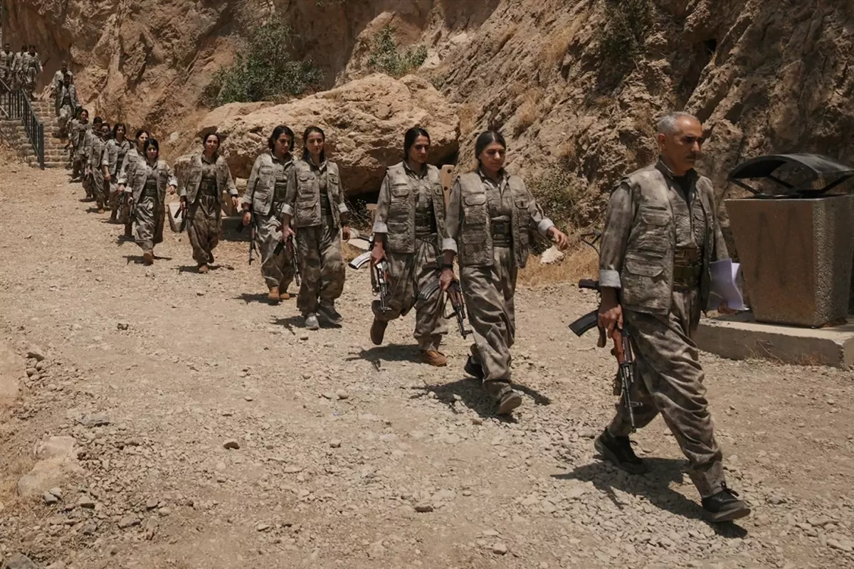 Silahlarını Yakan 30 Teröristin Mağaradan Çıktığı Anlar Böyle Görüntülendi Silahlarını Yakan 30 Teröristin Mağaradan Çıktığı Anlar Böyle Görüntülendi