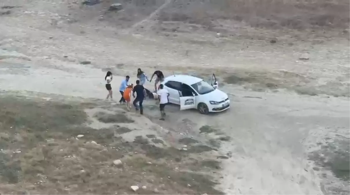 Adana'da Sıra Dışı Evlilik Teklifi: Silahlı Saldırı Kurgusuyla Gündem Oldular Adana'da Sıra Dışı Evlilik Teklifi: Silahlı Saldırı Kurgusuyla Gündem Oldular