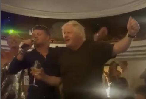 Boris Johnson Çankırı kökenli olduğunu yine unutturmadı! Capri Adası’nda sabaha kadar eğlendi