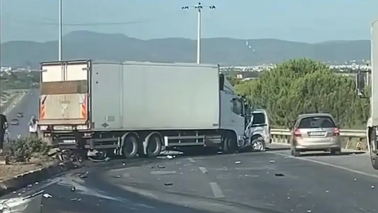 İzmir’de Tırla Kafa Kafaya Çarpıştı: 1 Ölü İzmir’de Tırla Kafa Kafaya Çarpıştı: 1 Ölü