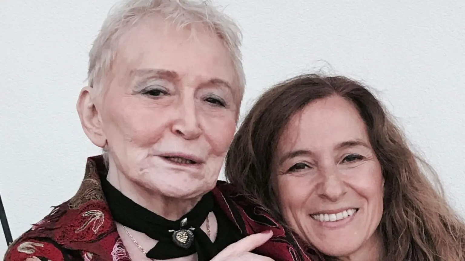 Müge İplikçi Yazdı: Pınar Kür ile Tanışma ve Edebiyat Yolculuğu Müge İplikçi Yazdı: Pınar Kür ile Tanışma ve Edebiyat Yolculuğu
