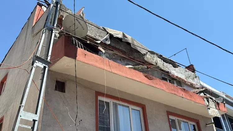 Kağıthane’de Balkon Çöktü, Olası Can Kaybı Son Anda Önlenmiş Oldu Kağıthane’de Balkon Çöktü, Olası Can Kaybı Son Anda Önlenmiş Oldu