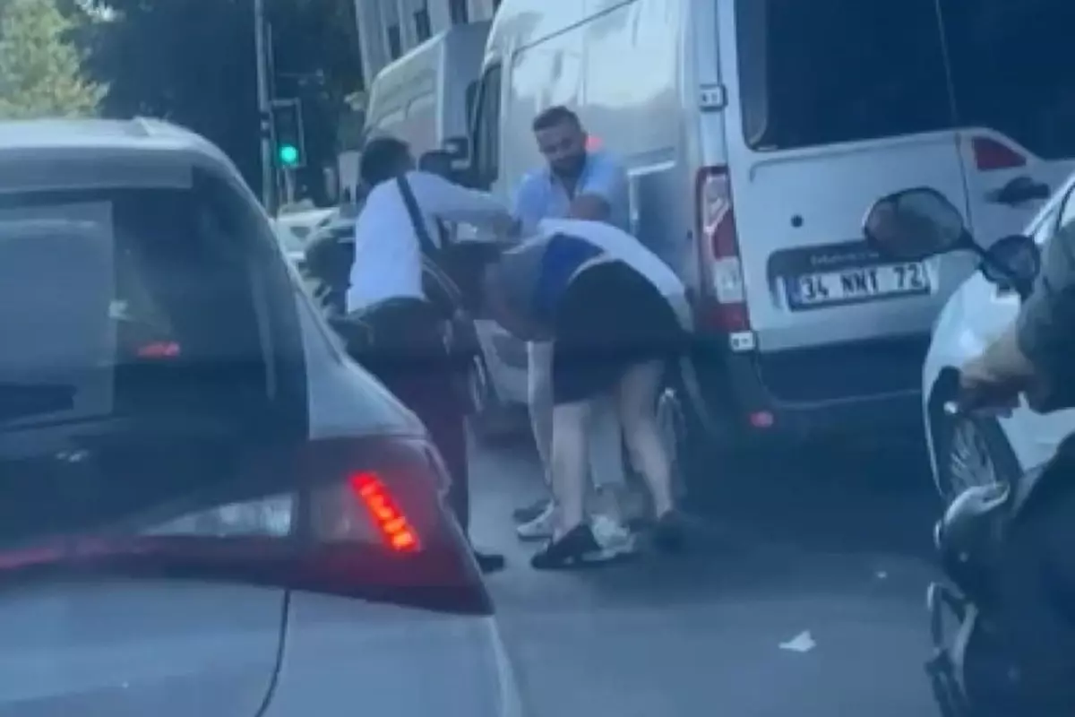Kadın Yolcu, Sigara Uyarısında Bulunan Taksiciye Saldırdı Kadın Yolcu, Sigara Uyarısında Bulunan Taksiciye Saldırdı