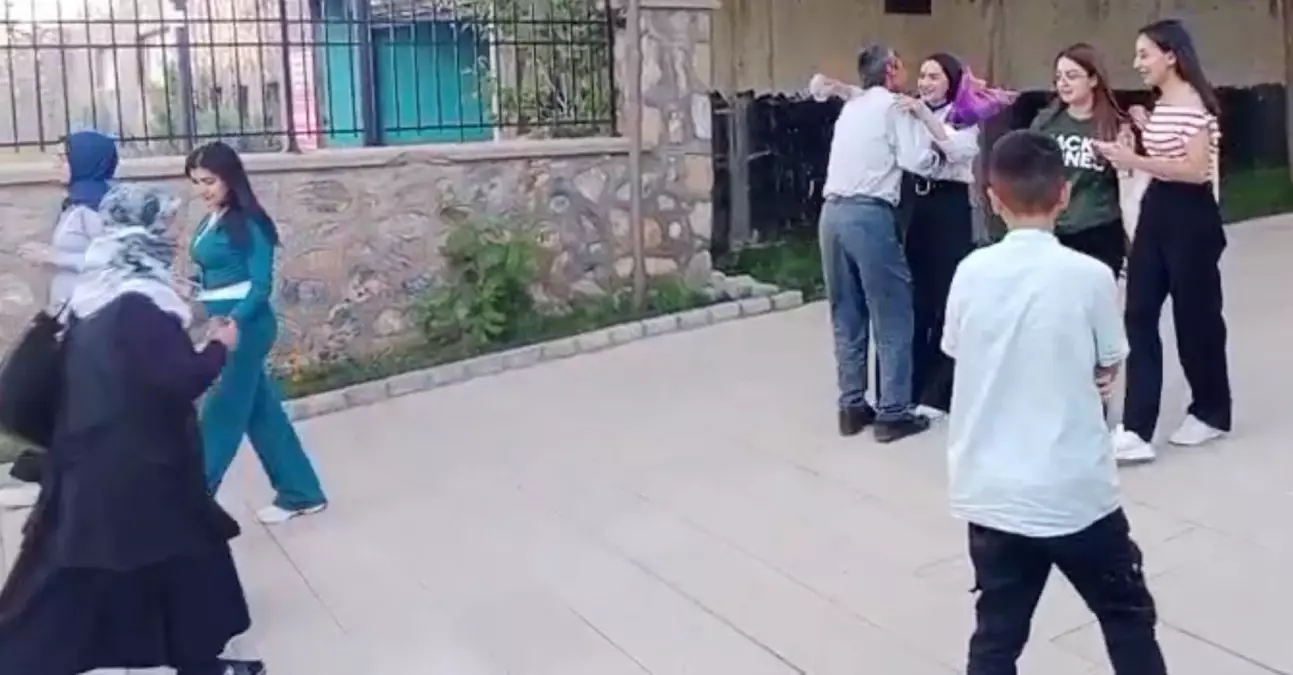 Muşlu Çimen Gülen YKS’de Başarısıyla Takdir Topladı Muşlu Çimen Gülen YKS’de Başarısıyla Takdir Topladı