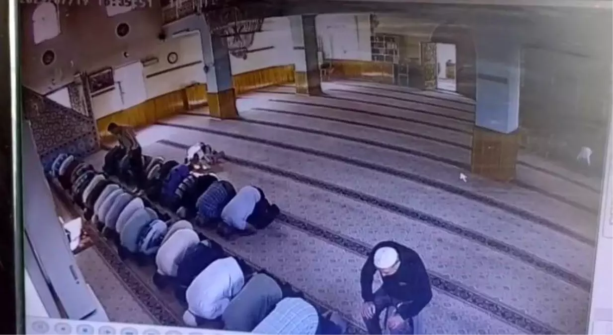 Kayseri'de Cami İçinde Cinayet: Namaz Kılarken Boğazı Kesildi Kayseri'de Cami İçinde Cinayet: Namaz Kılarken Boğazı Kesildi