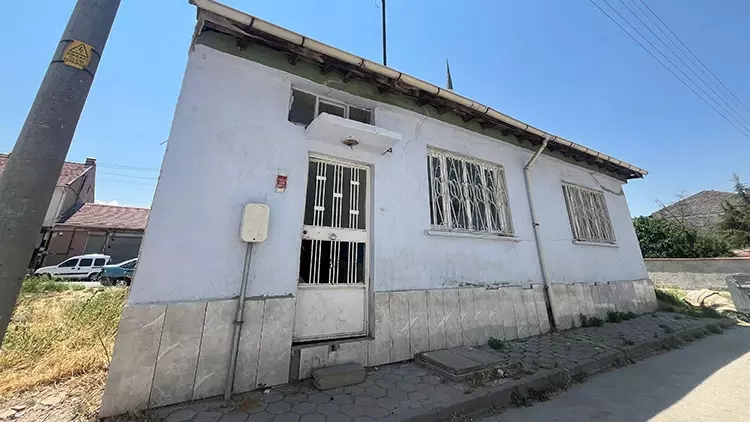 Boş Eve Levye İle Girdiler: Muhtar Fark Edip Polise Bildirdi