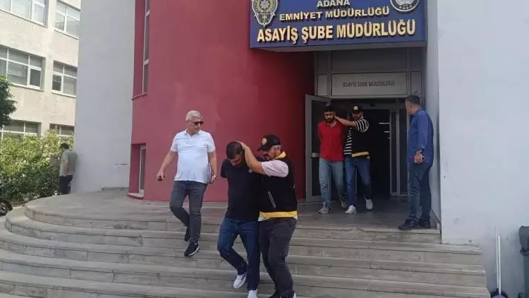Adana’da 4 Milyon 250 Bin Liralık Dolandırıcılık: Polis Kılığına Girip Altınları Aldılar Adana’da 4 Milyon 250 Bin Liralık Dolandırıcılık: Polis Kılığına Girip Altınları Aldılar