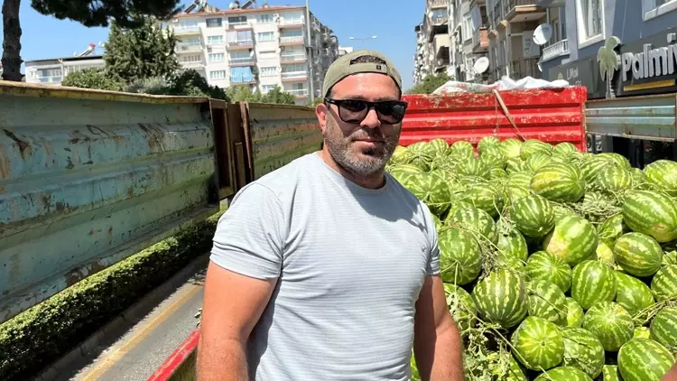 Babasının Anısına Karpuz Dağıttılar, Hem Üretici Hem Vatandaş Memnun Kaldı