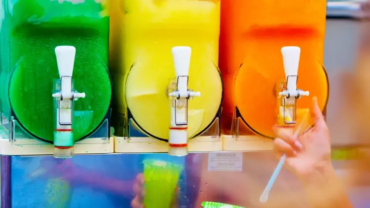 Slushy İçeceklerdeki Gizli Tehlike: Renkli Görünümler Altında Sağlık Riski