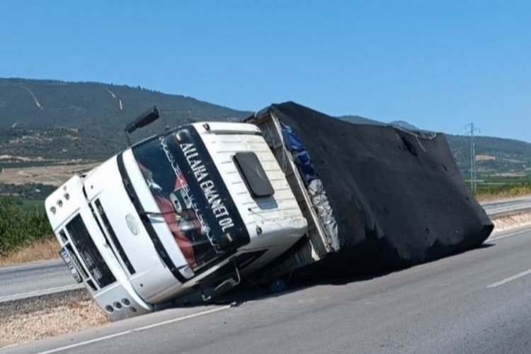 İznik-Sakarya Yolunda Kamyon Devrildi: Sürücü Kazayı Yaralanmadan Atlattı