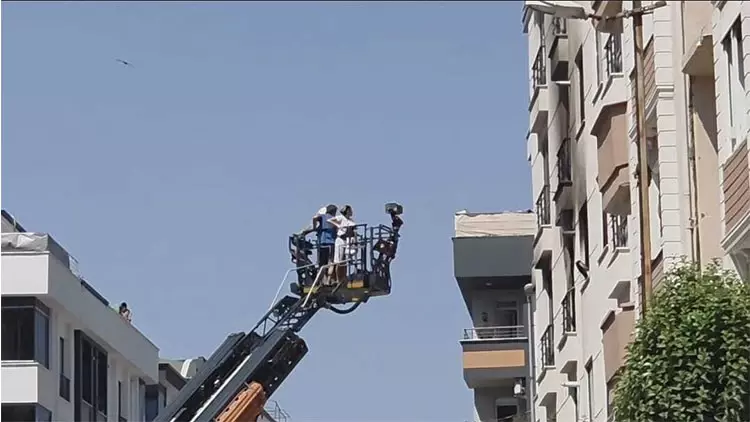 Avcılar'da Elektriksiz Bina Alevlere Teslim Oldu: 2 Kişi Pencereden Atladı