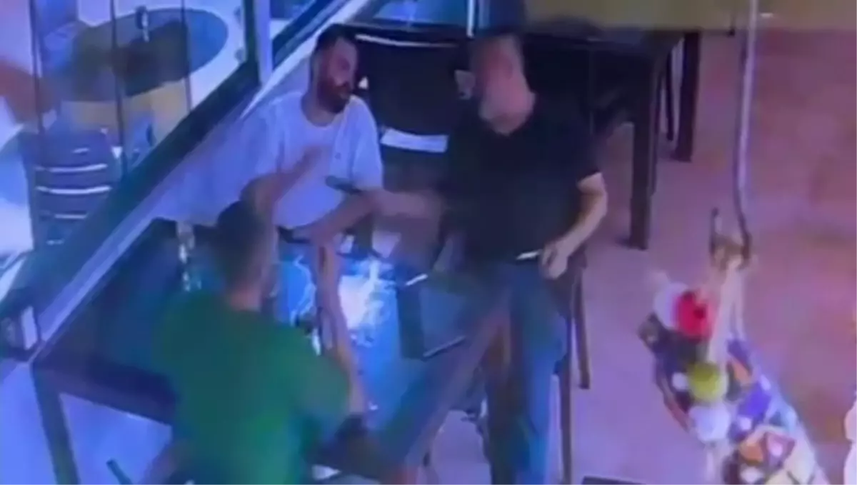 Beraber Oturduğu Polisi Vurduktan Sonra Sakin Sakin Oturmaya Devam Etti