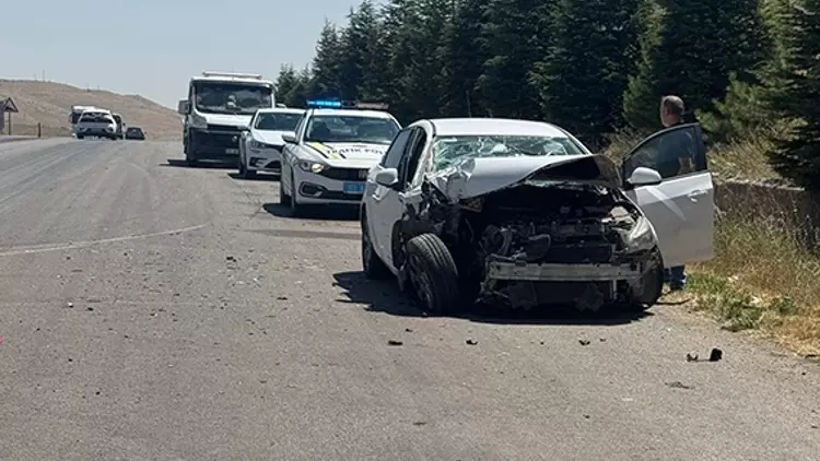 Afyonkarahisar'da Zincirleme Kaza: Otobüs, Tır ve Otomobil Çarpıştı, 4 Kişi Yaralandı