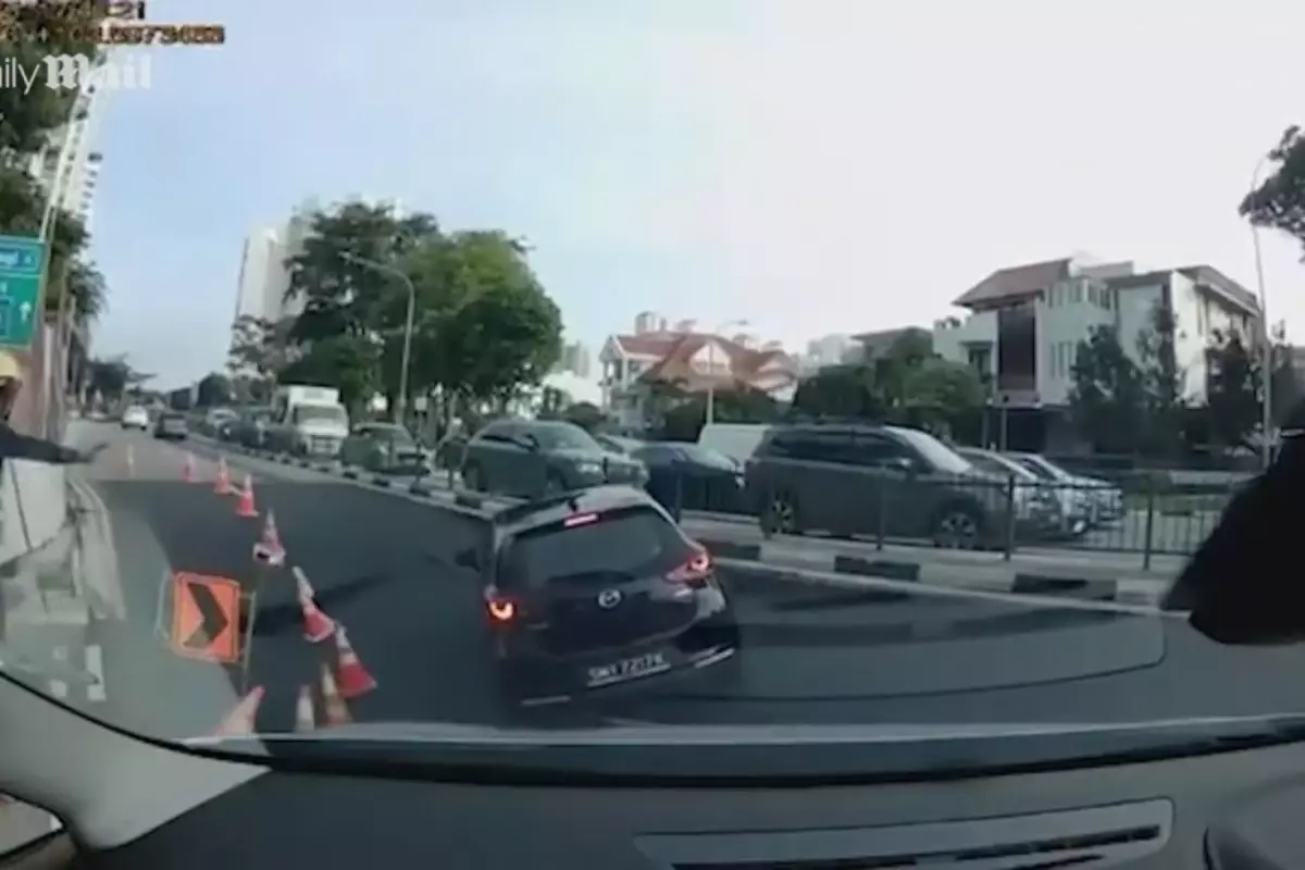 Singapur’da Yol Çöktü, Otomobil Dev Çukura Gömüldü: Sürücü Son Anda Kurtarıldı