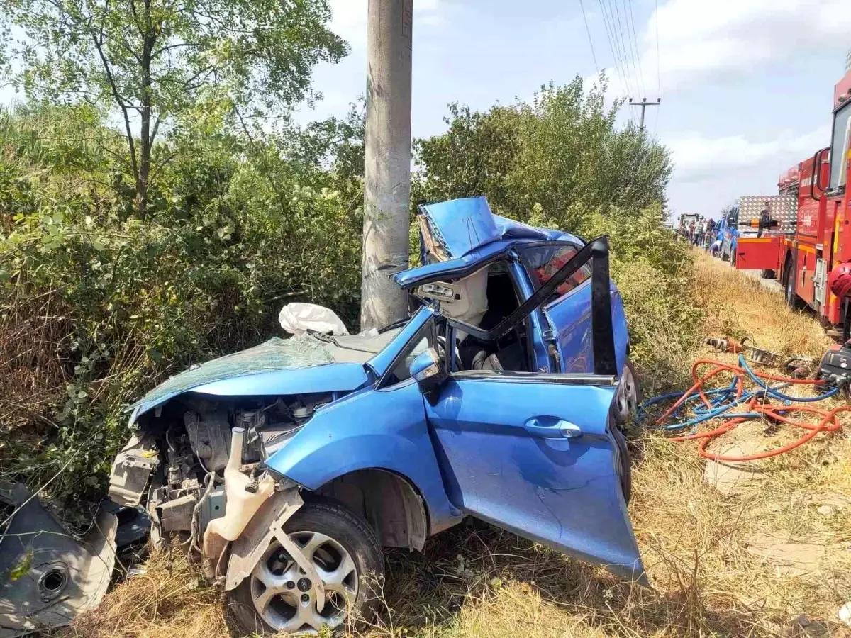 Sakarya'da Direğe Çarpan Otomobilde İki Kardeş Hayatını Kaybetti