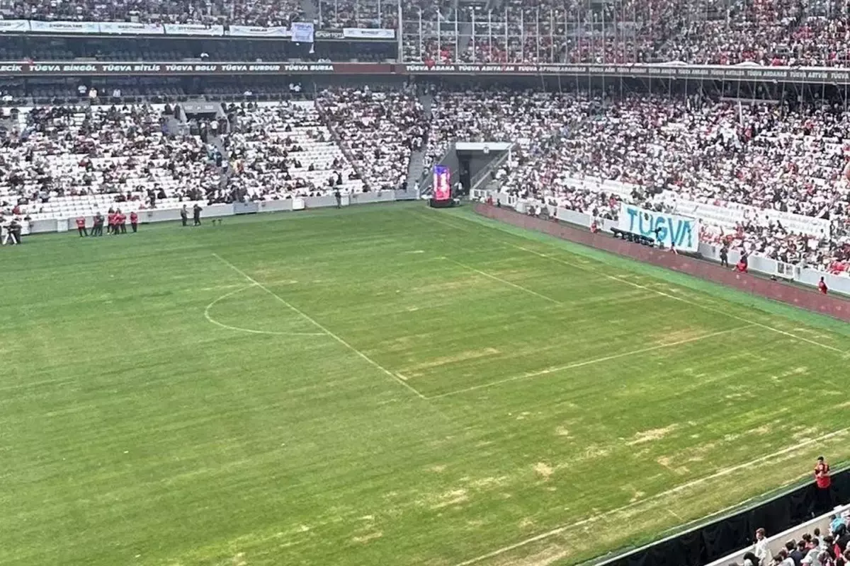 Beşiktaş Taraftarını Kızdıran Görüntü: Hibrit Çim Zarar Gördü