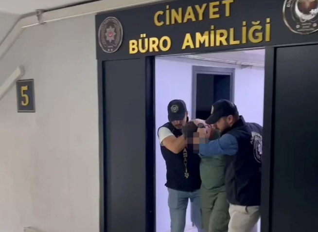 İzmir'de Çifte Cinayet! Annesini ve Onun Eşini Öldürüp Törene Katıldı İzmir'de Çifte Cinayet! Annesini ve Onun Eşini Öldürüp Törene Katıldı