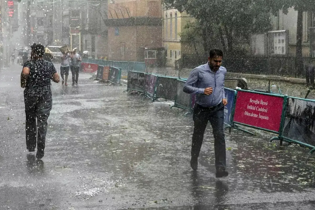İstanbul’a Sağanak Uyarısı: Salı ve Çarşamba Günü Etkili Olacak İstanbul’a Sağanak Uyarısı: Salı ve Çarşamba Günü Etkili Olacak