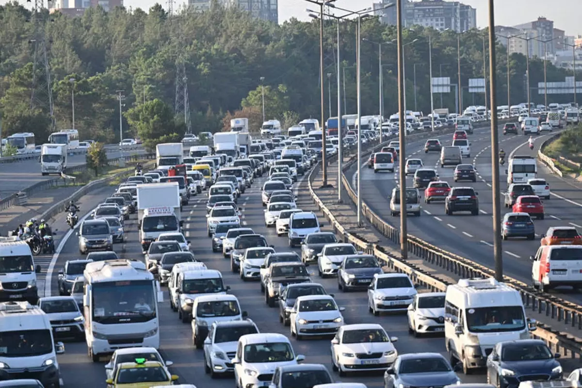 İstanbul’da Pazar Sabahı TEM’de Yol Çalışması Trafiği Kilitledi İstanbul’da Pazar Sabahı TEM’de Yol Çalışması Trafiği Kilitledi