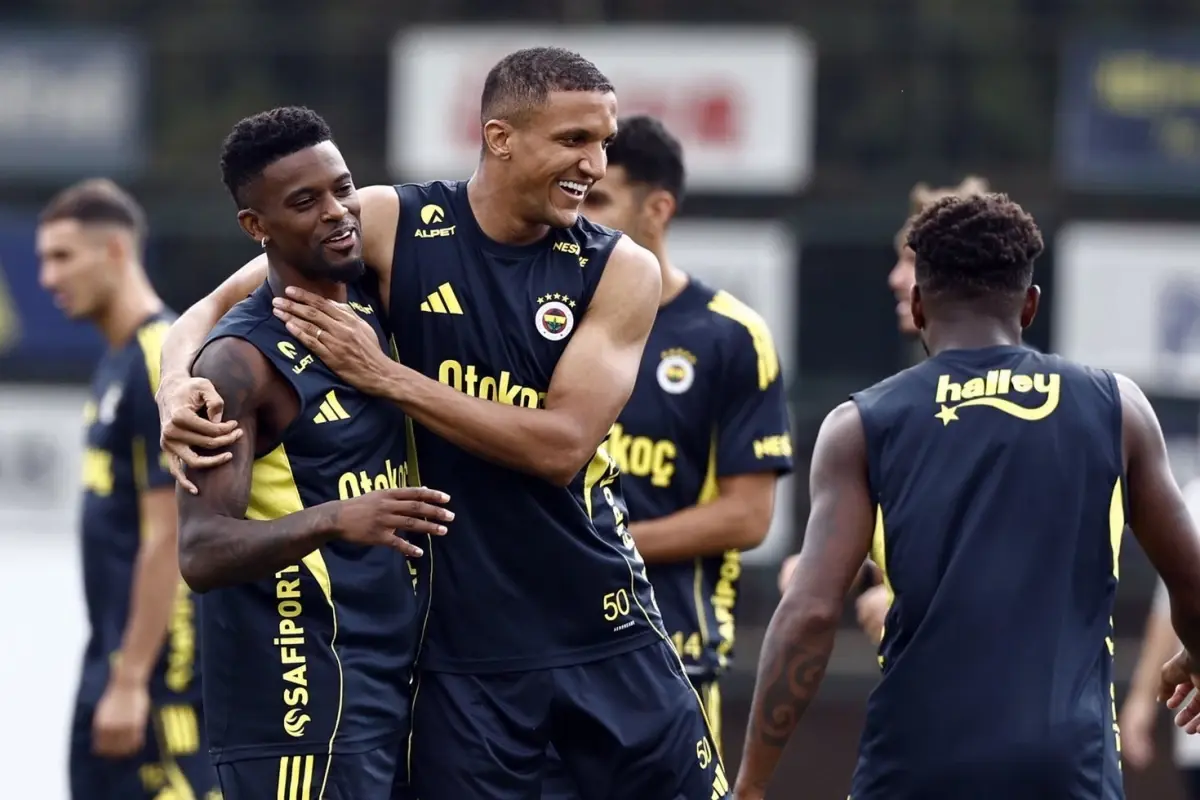 Fenerbahçe’de Rodrigo Becao Antrenmanlara Döndü Fenerbahçe’de Rodrigo Becao Antrenmanlara Döndü