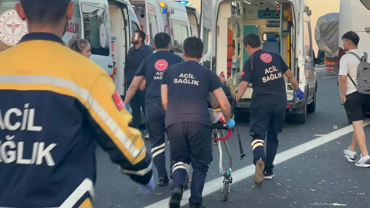 Yolcu Otobüsü Soğan Yüklü Kamyona Arkadan Çarptı Ölü ve Yaralılar Var