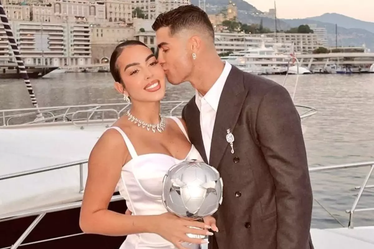 Ronaldo 2 Çocuğunun Annesi Olan Sevgilisine 9 Yıl Sonra Evlilik Teklifi Etti