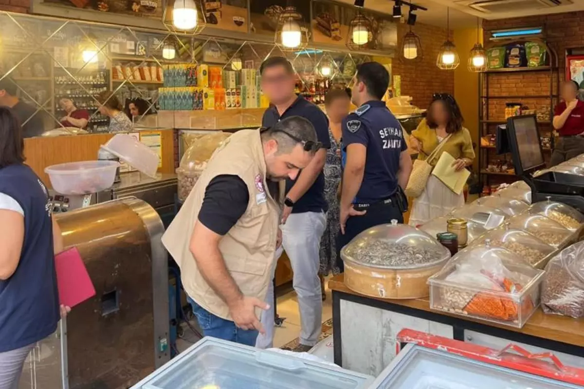 Adana’da Ünlü Kuruyemiş Zincirine Hijyen Cezası Adana’da Ünlü Kuruyemiş Zincirine Hijyen Cezası