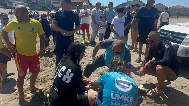 Sakarya'da Denizde Tehlike Anları: Yasağa Rağmen Açıldılar, Son Anda Kurtarıldılar