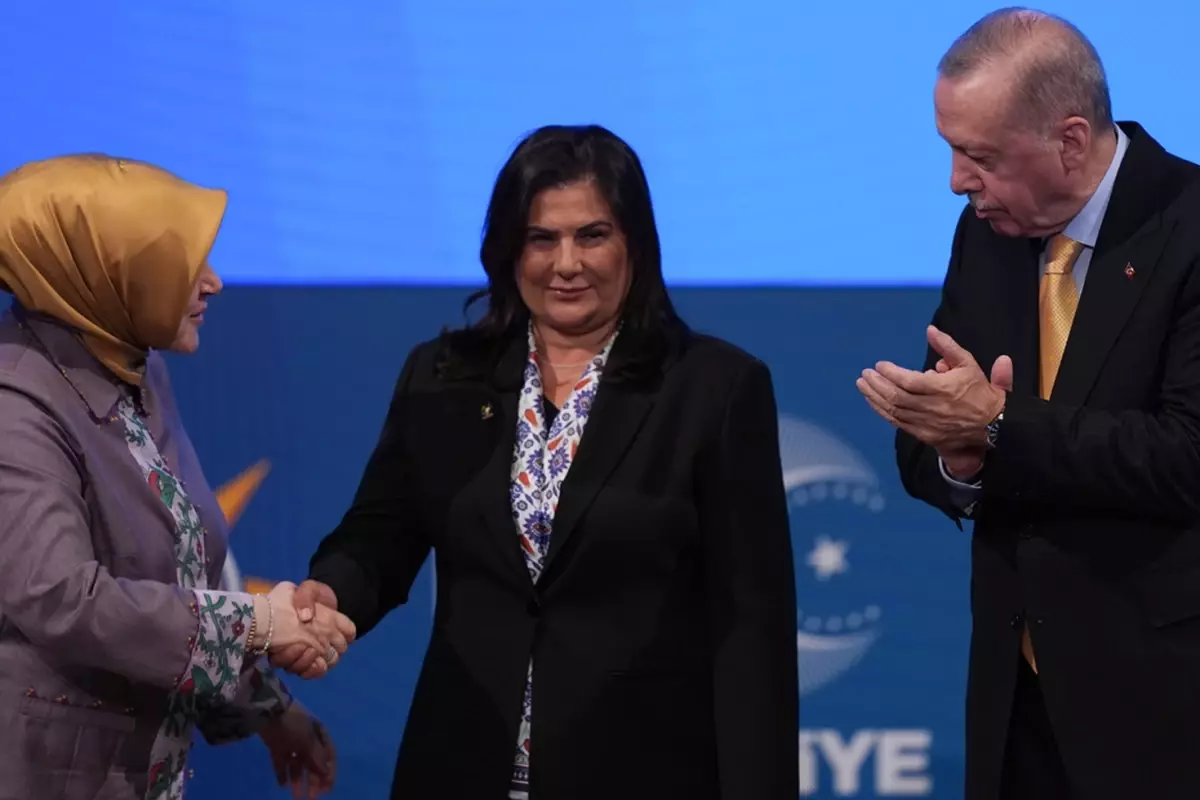 AK Parti'ye Geçen Özlem Çerçioğlu Sessizliğini Bozdu: "Söylemezsem İçimde Kalır"