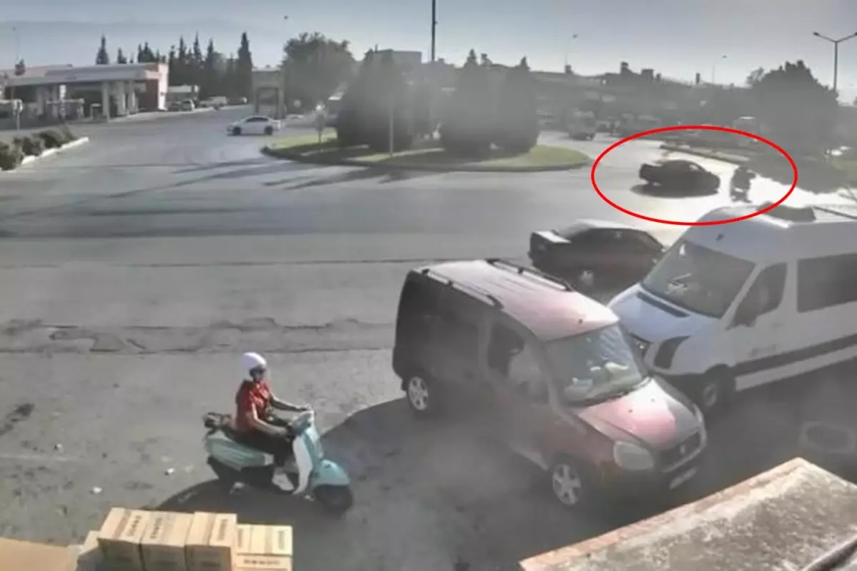 Kahramanmaraş’ta Otomobilin Çarptığı Motosiklet Sürücüsü Metrelerce Sürüklendi