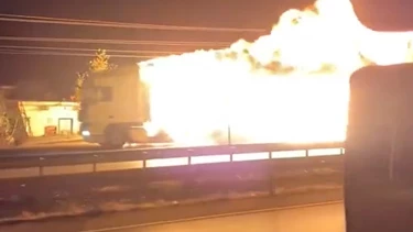 Samsun’da Korku Dolu Anlar: Yanan TIR 8 Kilometre Boyunca Alevler İçinde İlerledi Samsun’da Korku Dolu Anlar: Yanan TIR 8 Kilometre Boyunca Alevler İçinde İlerledi