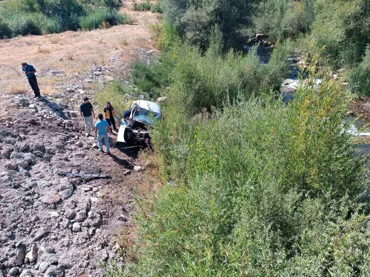 Sivas’ta Dere Yatağına Düşen Araçta Yaşlı Çift Hayatını Kaybetti Sivas’ta Dere Yatağına Düşen Araçta Yaşlı Çift Hayatını Kaybetti