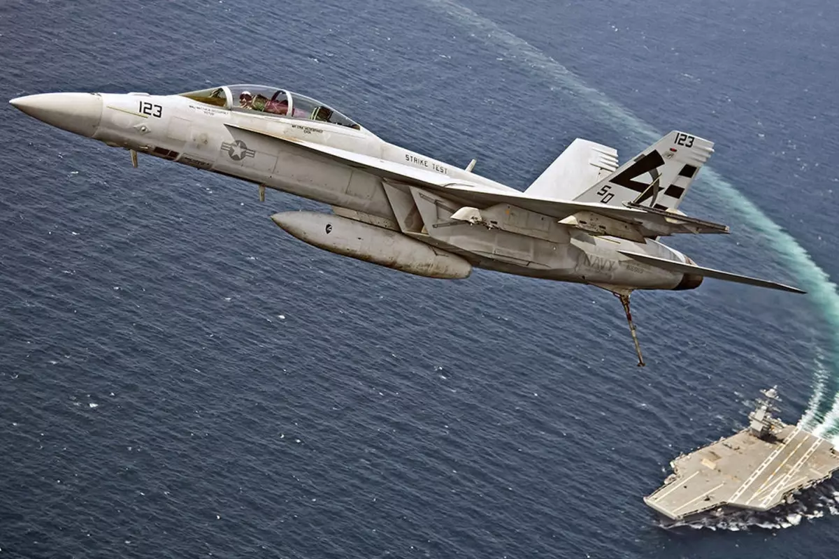 ABD’ye Ait F/A-18E Savaş Uçağı Okyanusa Düştü: Pilot Sağ Kurtarıldı ABD’ye Ait F/A-18E Savaş Uçağı Okyanusa Düştü: Pilot Sağ Kurtarıldı