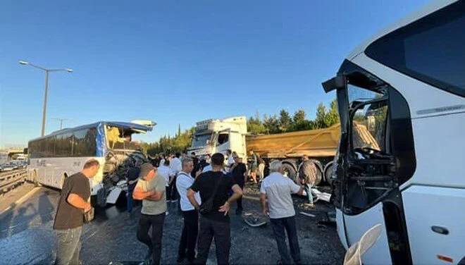 TEM Otoyolu'nda Zincirleme Kaza: 1 Kişi Hayatını Kaybetti, 21 Yaralı Var