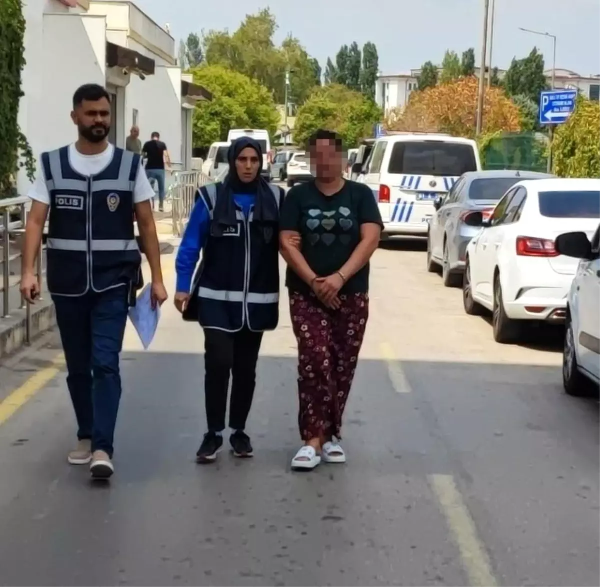 İşte 10 Yaşındaki Kızını Sokakta Bıçakla Kovalayan Annenin İfadesi! Sebebi Şoke Etti
