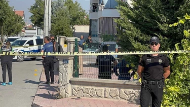 Konya'da Baba ve Oğul Otomobile Binerken Silahlı Saldırıya Uğradı Konya'da Baba ve Oğul Otomobile Binerken Silahlı Saldırıya Uğradı
