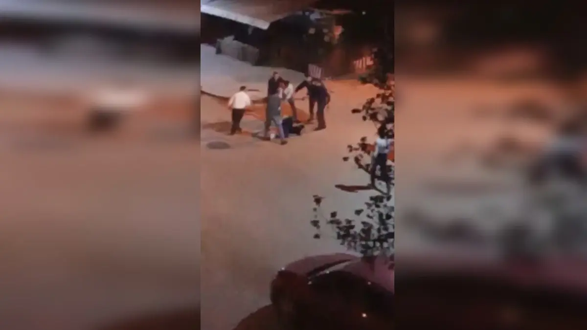 Yakaladıkları Kişiyi Sopalarla Bayıltana Kadar Dövdüler