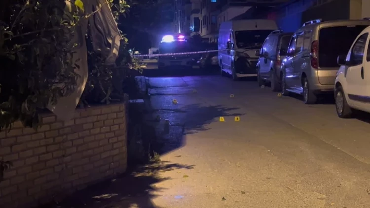 Sultanbeyli'de Bir Kafeye Ateş Açıldı: Sokak Ortasında Silahlı Çatışma