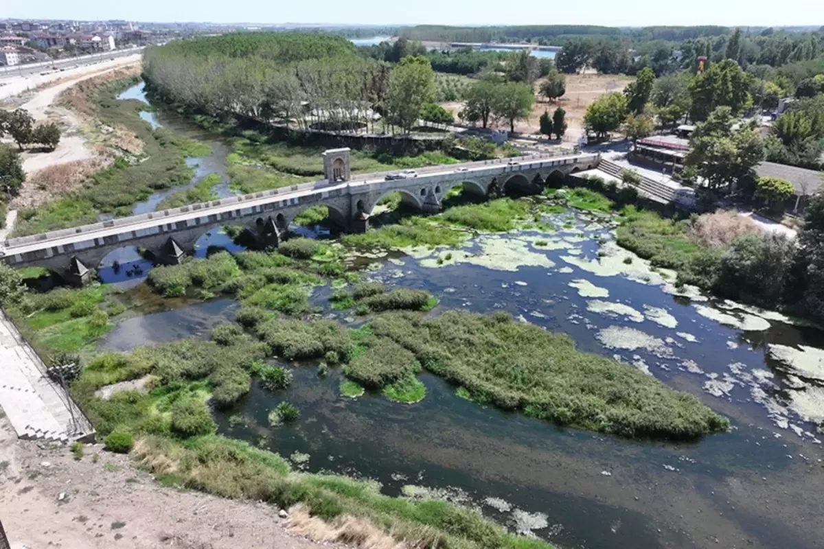 Edirne'de Kuraklık Uyarısı: Tunca Nehri’nde Su Akışı Durdu, Yatak Otlarla Kaplandı Edirne'de Kuraklık Uyarısı: Tunca Nehri’nde Su Akışı Durdu, Yatak Otlarla Kaplandı