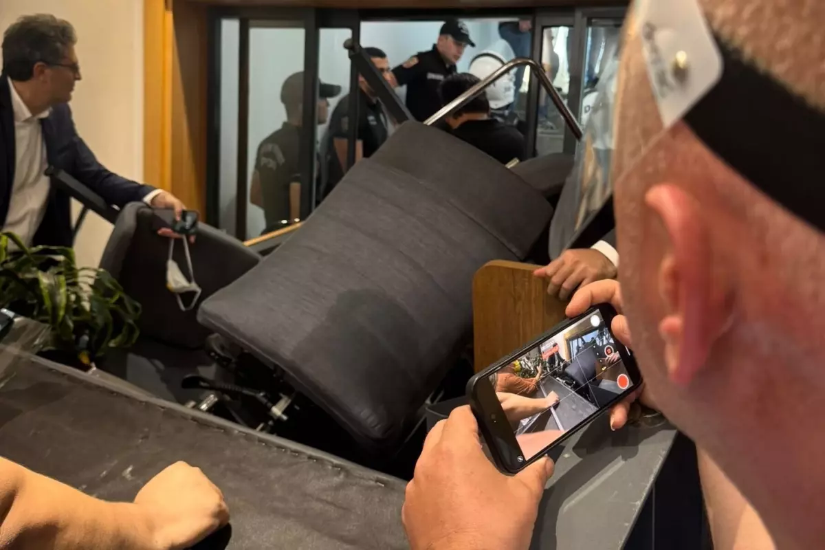 CHP'li Vekiller Gürsel Tekin'in Girmeye Çalıştığı Makam Odasına Barikat Kurdu CHP'li Vekiller Gürsel Tekin'in Girmeye Çalıştığı Makam Odasına Barikat Kurdu