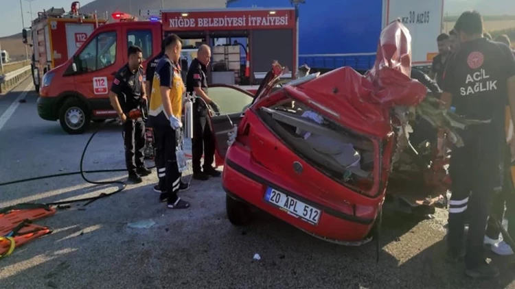 Niğde'de Feci Kaza: Emniyet Şeridindeki Römorka Çarpan Otomobilde 2 Kişi Hayatını Kaybetti