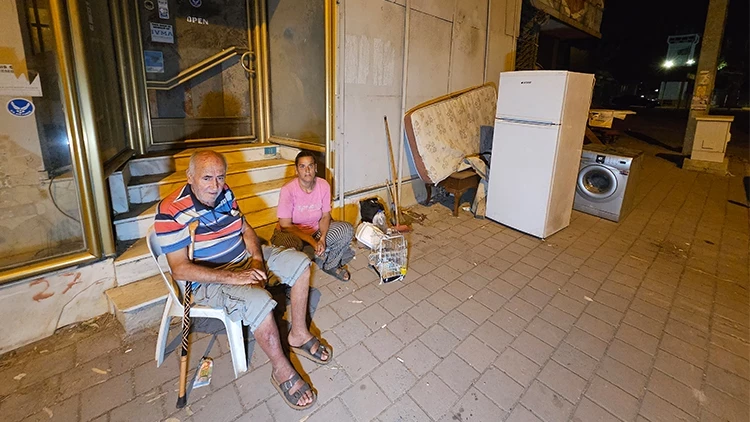 Ev Tuttular, 3 Gün Sonra Çıkarıldılar: Aile Eşyalarıyla Sokakta Kaldı