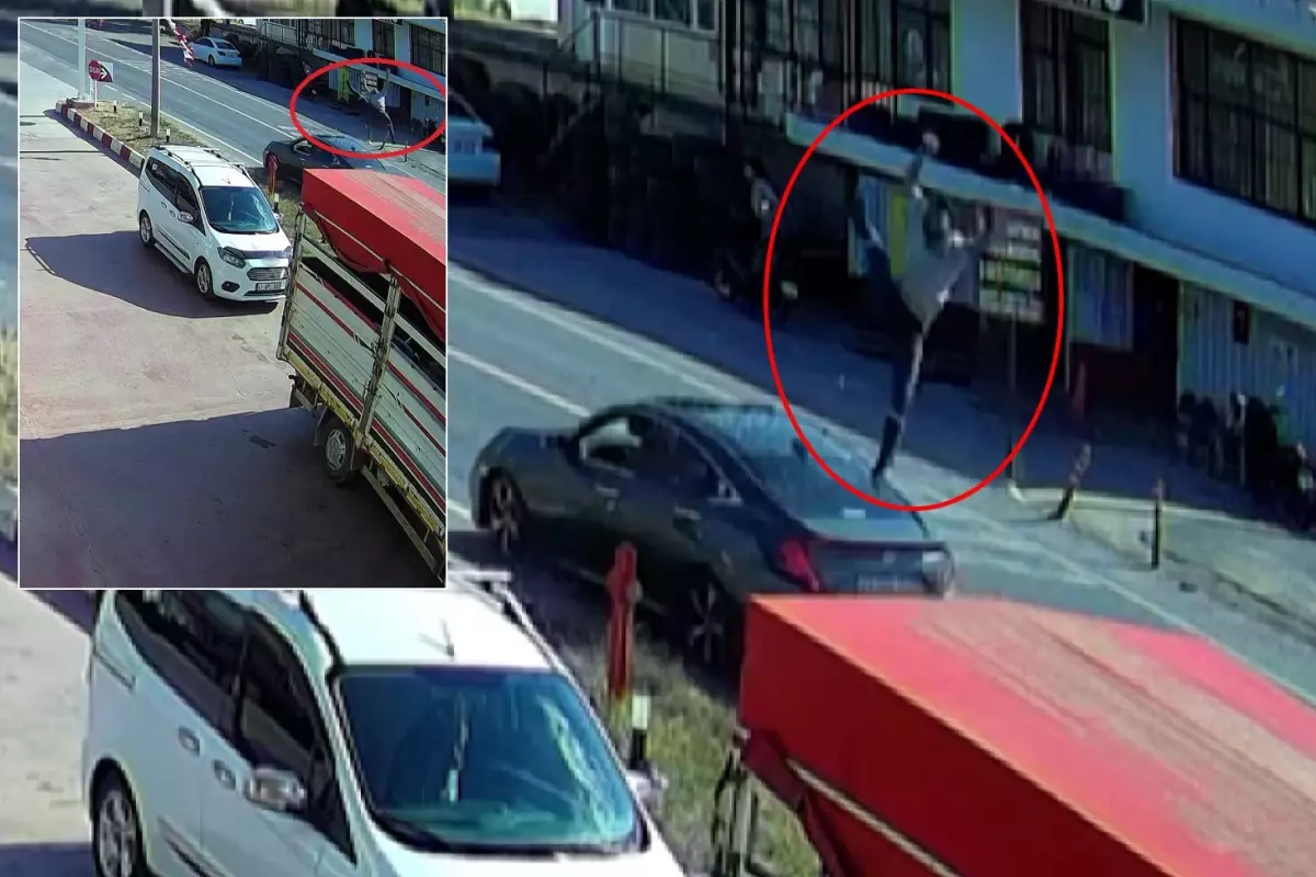 Kocaeli Kandıra’da Korkunç Kaza Kamerada: Yaya Havada Taklalar Atarak Kurtuldu Kocaeli Kandıra’da Korkunç Kaza Kamerada: Yaya Havada Taklalar Atarak Kurtuldu